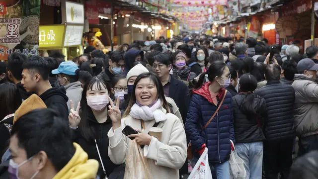 Jelang Imlek Warga Padati Pasar di Taiwan