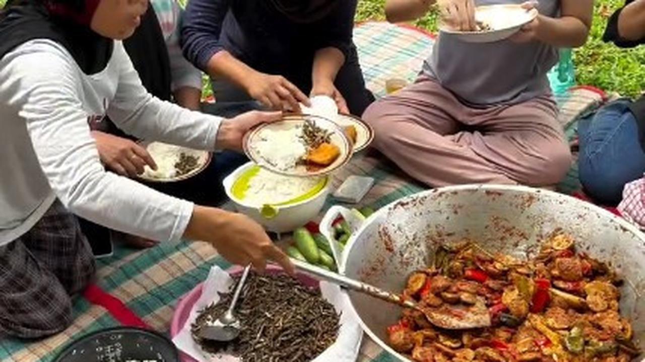 Sederet Potret Angbeen Rishi Masak Besar untuk Karyawan, dari 5 kg Jengkol - Puluhan Ikan Lele