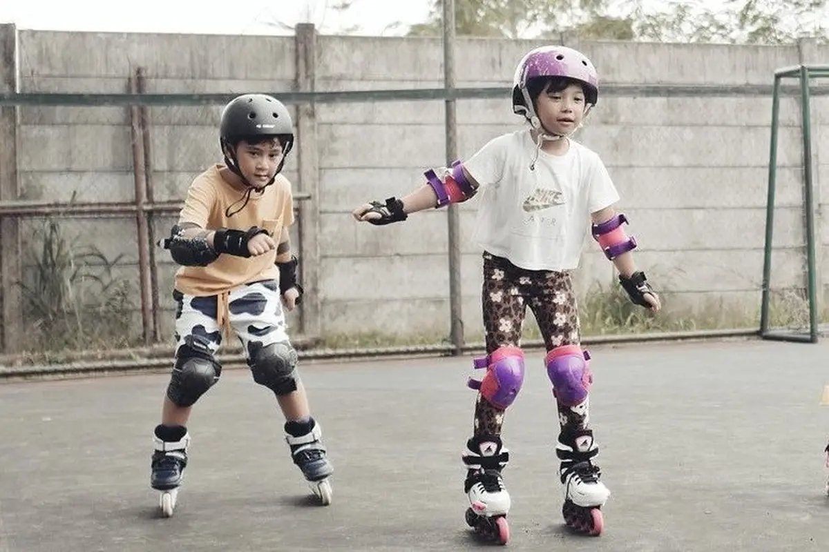 Rafathar dan Gempi main sepatu roda (Foto: Instagram/@gadiiing)