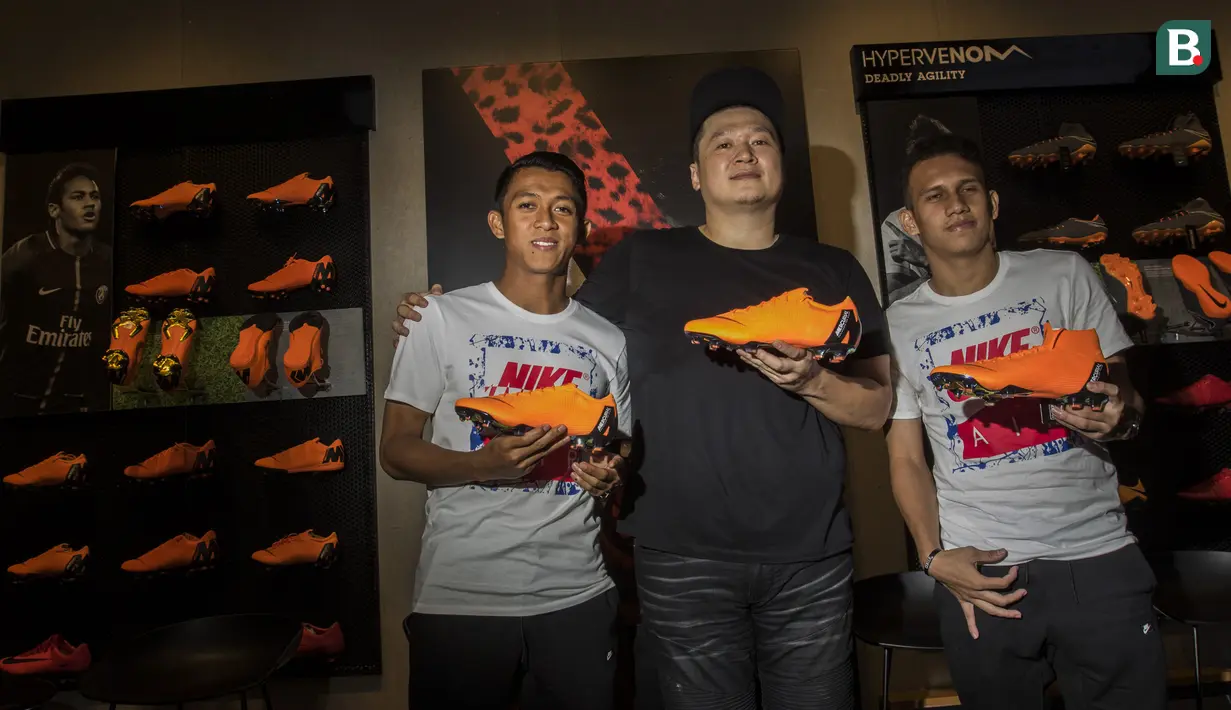 Pesepak bola, Egy Maulana dan Febri Hariyadi saat peluncuran Nike Born Mercurial 360 di Fisik Football, Jakarta, Rabu (7/3/2018). Nike merilis model terbaru Nike Mercurial Superfly dan Vapor 360. (Bola.com/Vitalis Yogi Trisna)