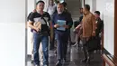 Mantan Hakim Mahkamah Konstitusi, Patrialis Akbar (tengah) bersiap sidang permohonan PK ke Mahkamah Agung di Pengadilan Negeri Jakarta Pusat, Kamis (8/11). Sidang beragenda pengajuan bukti baru yang diajukan pemohon. (Liputan6.com/Helmi Fithriansyah)