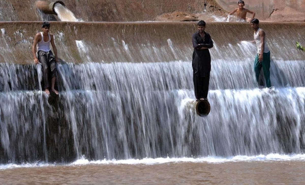Akibat gelombang panas, banyak warga Pakistan "tidur" di sungai