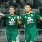 Higor Vidal dan Sho Yamamoto selebrasi merayakan gol Persebaya Surabaya ke gawang Persita Tangerang di Stadion Gelora Bung Tomo, Surabaya, Senin (1/8/2022) malam. (Bola.com/Aditya Wany)