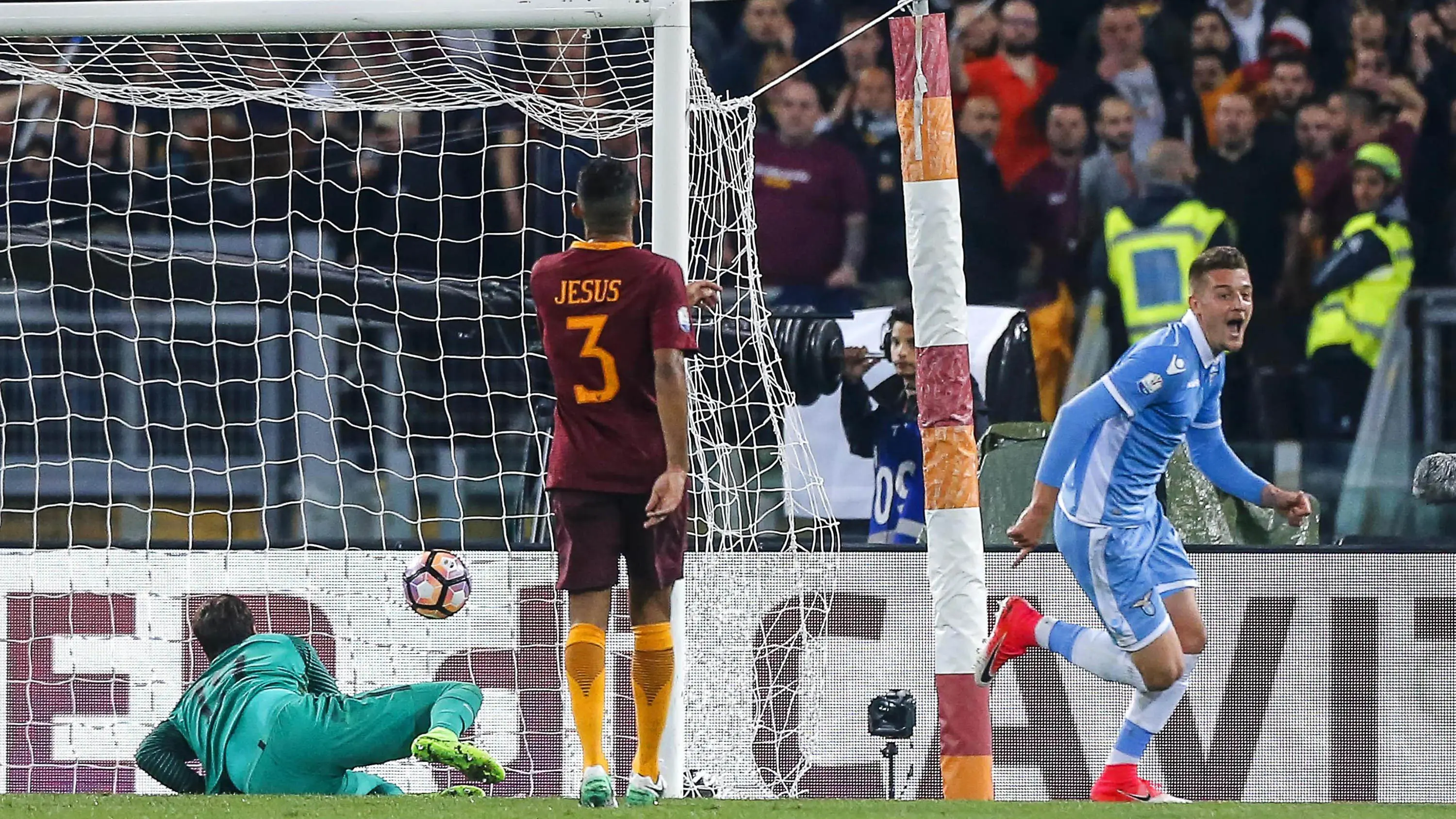 Lazio rayakan kemenangan atas AS Roma pada semifinal Coppa Italia musim ini. (EPA/Angelo Carconi)