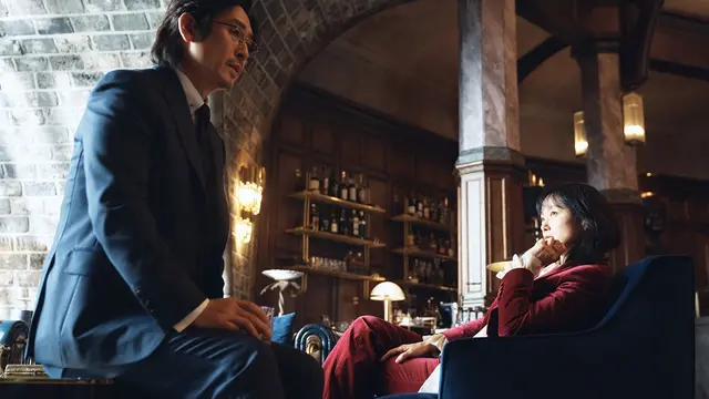 Sul Kyung Gu sebagai Cha Min Kyu dan Jeon Do Yeon sebagai Gil Boksoon di film Kill Boksoon. (Foto: Netflix)