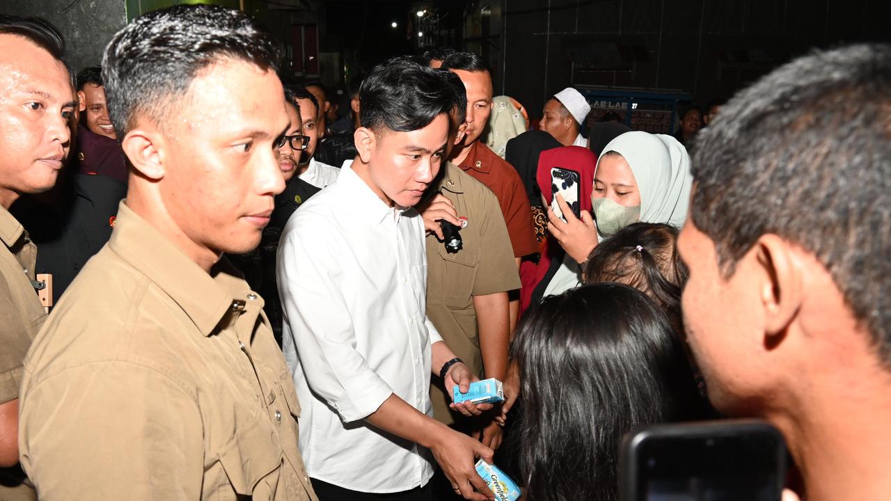 Cerita Warga Kegirangan Anaknya Dikasih Susu Sama Gibran, Harap Bantuan Diberikan Lebih Banyak
