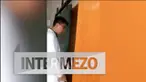 Video seorang dokter yang sedang memeriksa pasien sambil merokok beredar di dunia maya. Kejadian ini tentu saja membuat geram netizen. 