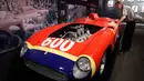 Mobil Ferrari 290 MM dipamerkan di rumah lelang Sotheby, New York, (9/12). Kabarnya mobil ini telah laku sekitar Rp390 miliar. (AFP PHOTO/DON Emmert)
