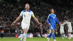 Penyerang Inggris Harry Kane merayakan gol ketiga untuk timnya yang dicetak ke gawang Italia pada laga lanjutan Grup C kualifikasi Euro 2024, di Wembley, London, Rabu dini hari WIB (18/10/2023). (AP Photo/Kirsty Wigglesworth)