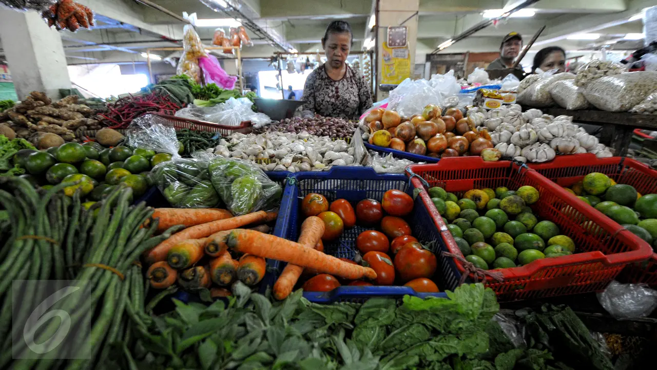 20150722-Aktivitas Perdagangan di Pasar Tradisional Masih Sepi Pasca-Lebaran-Jakarta 5