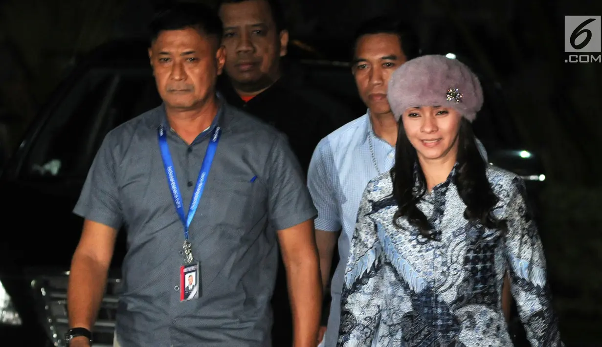 Bupati Kabupaten Kepulauan Talaud, Sulawesi Utara (Sulut) Sri Wahyumi Maria Manalip tiba dikawal petugas di Gedung KPK, Jakarta, Selasa (30/04/2019). Sri Wahyumi Maria terjaring OTT terkait dugaan suap proyek pembangunan pasar bersama empat orang dari pihak swasta. (merdeka.com/Dwi Narwoko)
