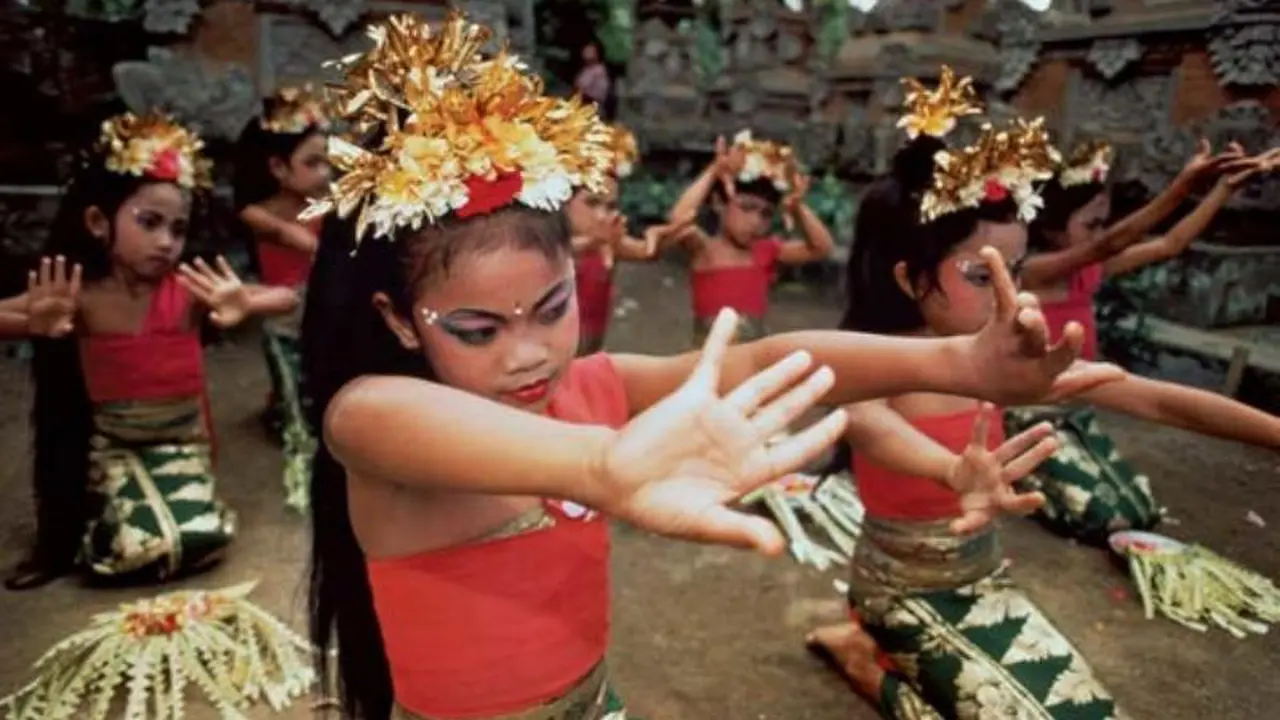 Melatih anak menari