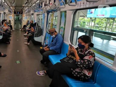 Penumpang menaiki MRT di stasiun di Jakarta, Kamis (20/10/2022). PT MRT Jakarta (Perseroda) mencatat sebanyak lebih dari 2 juta orang telah menggunakan layanannya selama September 2022. (Liputan6.com/Angga Yuniar)