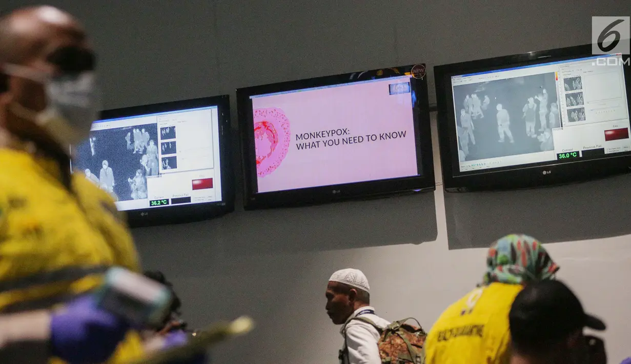 Layar televisi menampilkan suhu badan penumpang yang berada di Terminal 3 Bandara Soekarno Hatta, Tangerang, Banten, Rabu (15/5/2019). Hewan-hewan yang umumnya terinfeksi cacar monyet seperti primata, tupai, tikus atau hewan pengerat lainnya. (Liputan6.com/Faizal Fanani)
