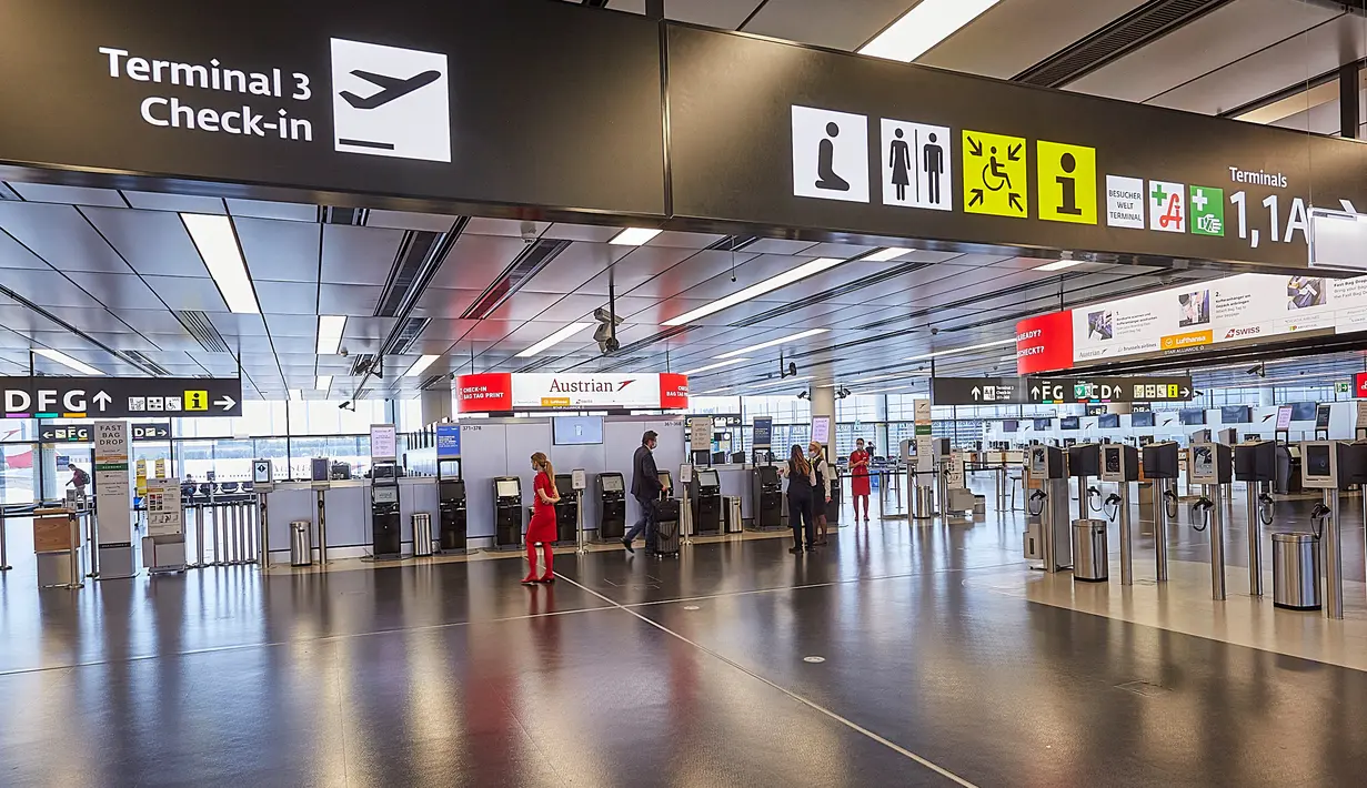 Orang-orang terlihat di terminal Bandara Internasional Wina di Wina, Austria, pada 15 Juli 2020. Jumlah volume penumpang di Bandara Internasional Wina selama periode Januari hingga Juni 2020 turun 65,3 persen ke angka 5,1 juta. (Xinhua/Georges Schneider)