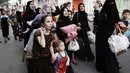 Warga Palestina mulai meninggalkan Shujayeh menyusul serangan militer Israel, (20/7/2014). (REUTERS/Finbarr O'Reilly)