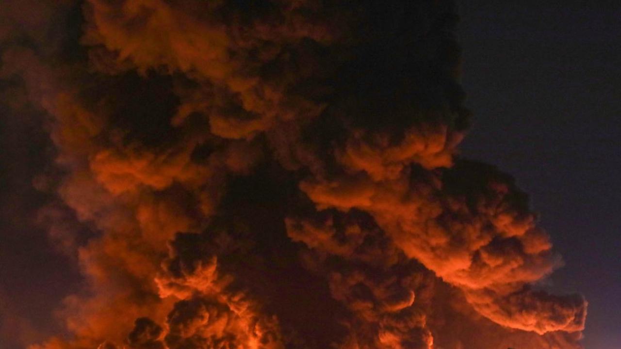 Kebakaran dahsyat melanda sebuah kilang minyak di pinggiran Erbil, wilayah semi-otonom Kurdi, Irak, pada Kamis (13/6/2024). Asap hitam dan tebal tampak membumbung tinggi ketika api terus berkobar pada kilang minyak tersebut. Safin Hamid/AFP