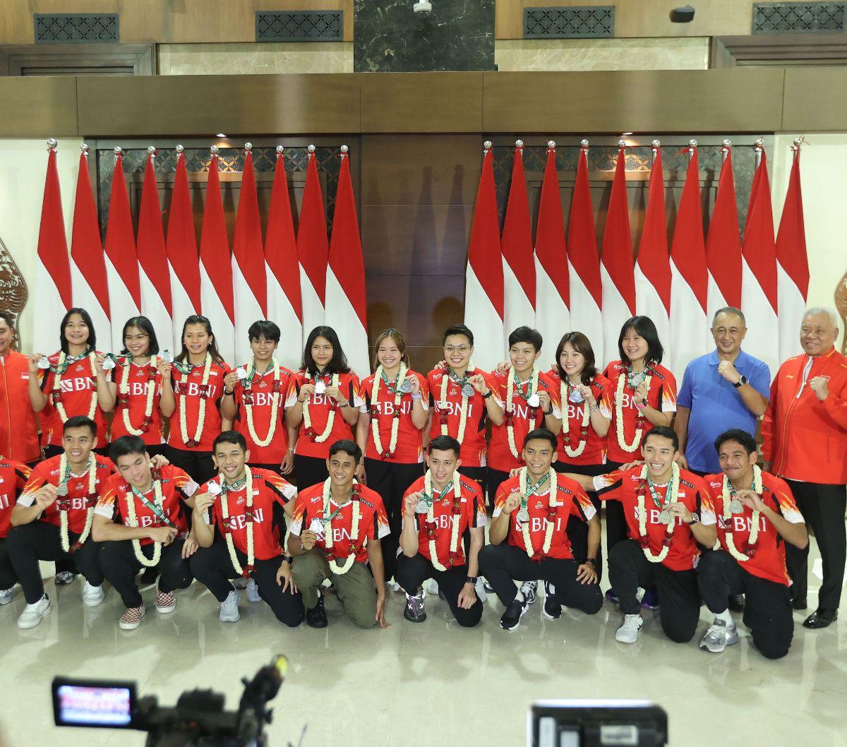 Tim bulutangkis Indonesia yang berjuang pada turnamen Thomas Cup dan Uber Cup 2024 mendapatkan sambutan hangat sesampainya di Tanah Air, pada Senin (6/5/2024). Mereka tiba di Jakarta melalui Gedung VVIP Terminal 3 Bandara Soekarno Hatta, Banten, Senin (6/