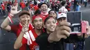 Suporter foto bersama sebelum memasuki Stadion Utama Gelora Bung Karno (SUGBK), Jakarta, Minggu (14/1/2018). Kehadiran mereka untuk menyaksikan langsung pertandingan antara Indonesia melawan Islandia dalam laga persahabatan. (Bola.com/M Iqbal Ichsan)