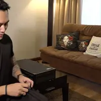 Demian memberitahukan barang-barang yang akan dibawanya selama dirinya tinggal di Amerika