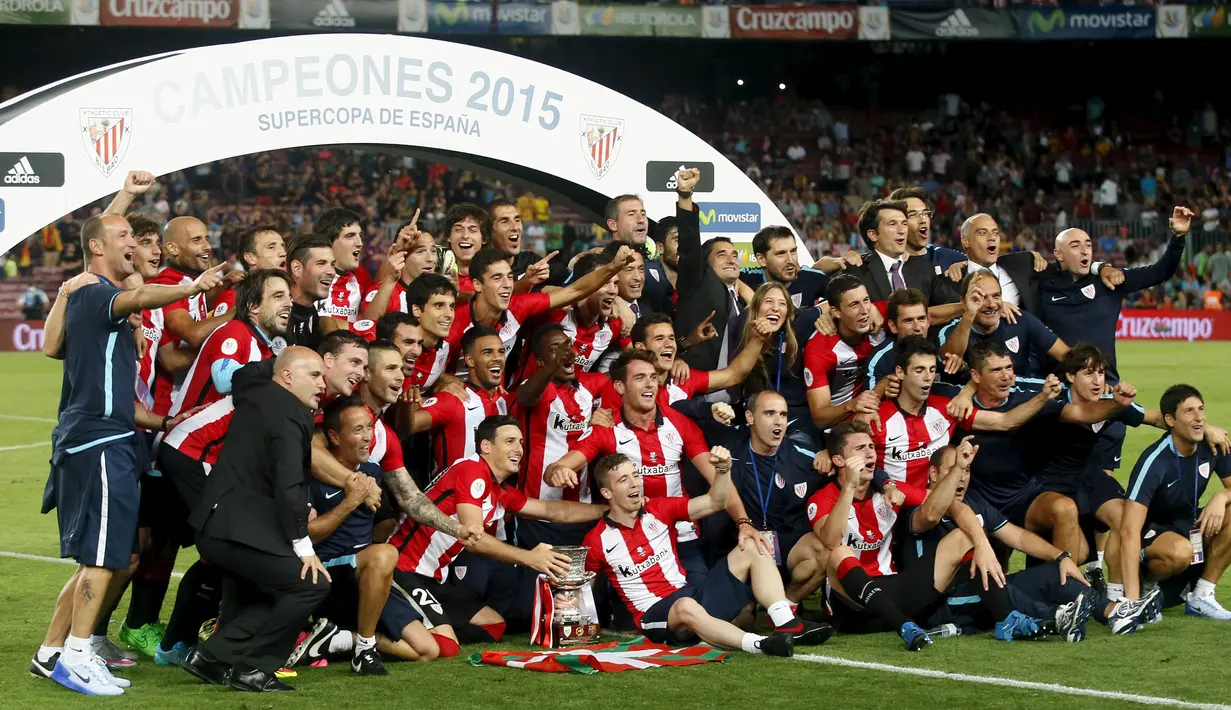 Pemain Athletic Bilbao merayakan kemenangan usai menang agregat atas Barcelona di leg kedua Piala Super Spanyol di stadion Camp Nou, Barcelona, Spanyol, (18/8/2015).  Athletic Bilbao menang dengan agregat akhir 1-5. (REUTERS/Albert Gea)
