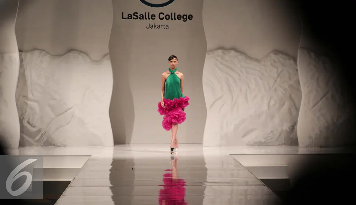 Model memperagakan busana karya mahasiswa Lasalle Collage yang eksplorasi budaya Bali pada Fashion Nation di Senayan City, Jakarta (15/4). Tahun ini LaSalle College Jakarta meluluskan 126 mahasiswa dari enam jurusan. (Liputan6.com/Gempur M Surya)