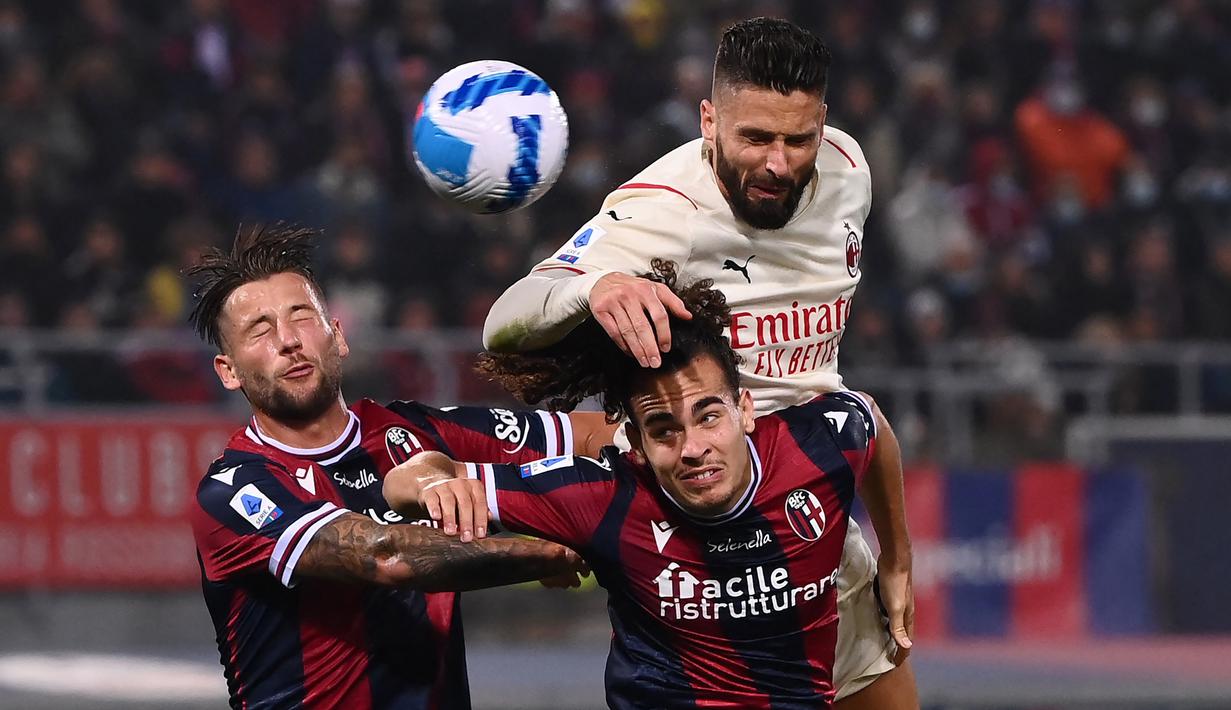Unggul jumlah pemain, AC Milan belum juga mencetak gol. Sundulan Olivier Giroud dari jarak dekat pada menit ke-76 masih mampu dimentahkan Lukasz Skorupski. (AFP/Marco Bertorello)