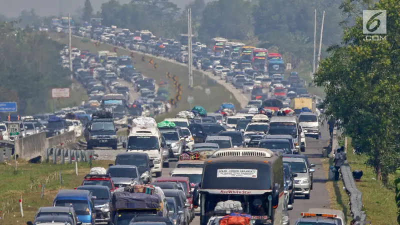 H-4 Lebaran, Pemudik Memadati Ruas Jalan Tol Cikopo Palimanan