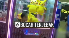 Demi mendapatkan boneka yang diinginkan, seorang bocah perempuan nekat masuk ke dalam mesin capit. Akibat tindakannya tersebut, si bocah terjebak di dalam mesin.