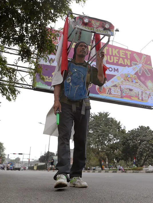 Medi Bastoni (43) melakukan aksi jalan mundur dari Kabupaten Tulungagung menuju Jakarta di Bekasi, Jawa Barat, Kamis (22/8/2019). Aksi tersebut untuk menyampaikan permintaan bibit pohon yang akan ditanam di lereng kaki Gunung Wilis kepada Presiden Joko Widodo atau Jokowi. (AP/Achmad Ibrahim)