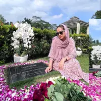 Bunga Citra Lestari berkunjung ke makam Ashraf Sinclair bersama Noah dan keluarga besarnya. [instagram/bclsinclair]