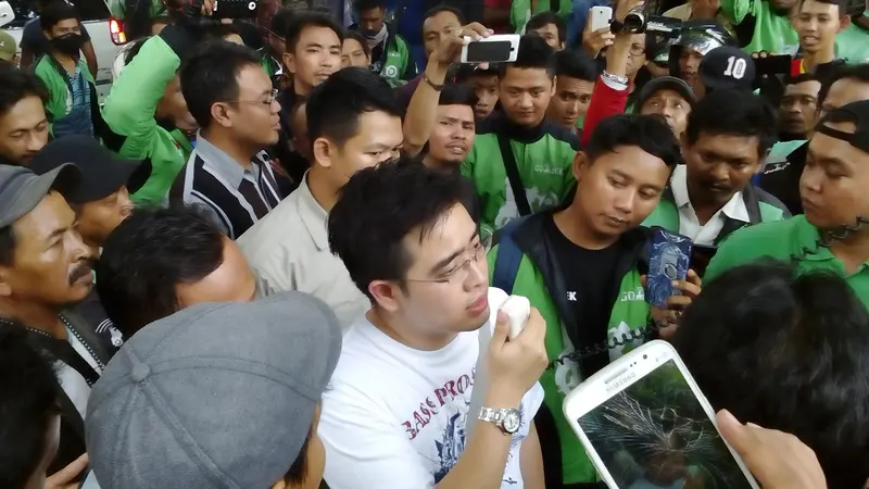 President Operations Gojek Tadeus Nugraha menenangkan ratusan driver Go-Jek yang berdemo.