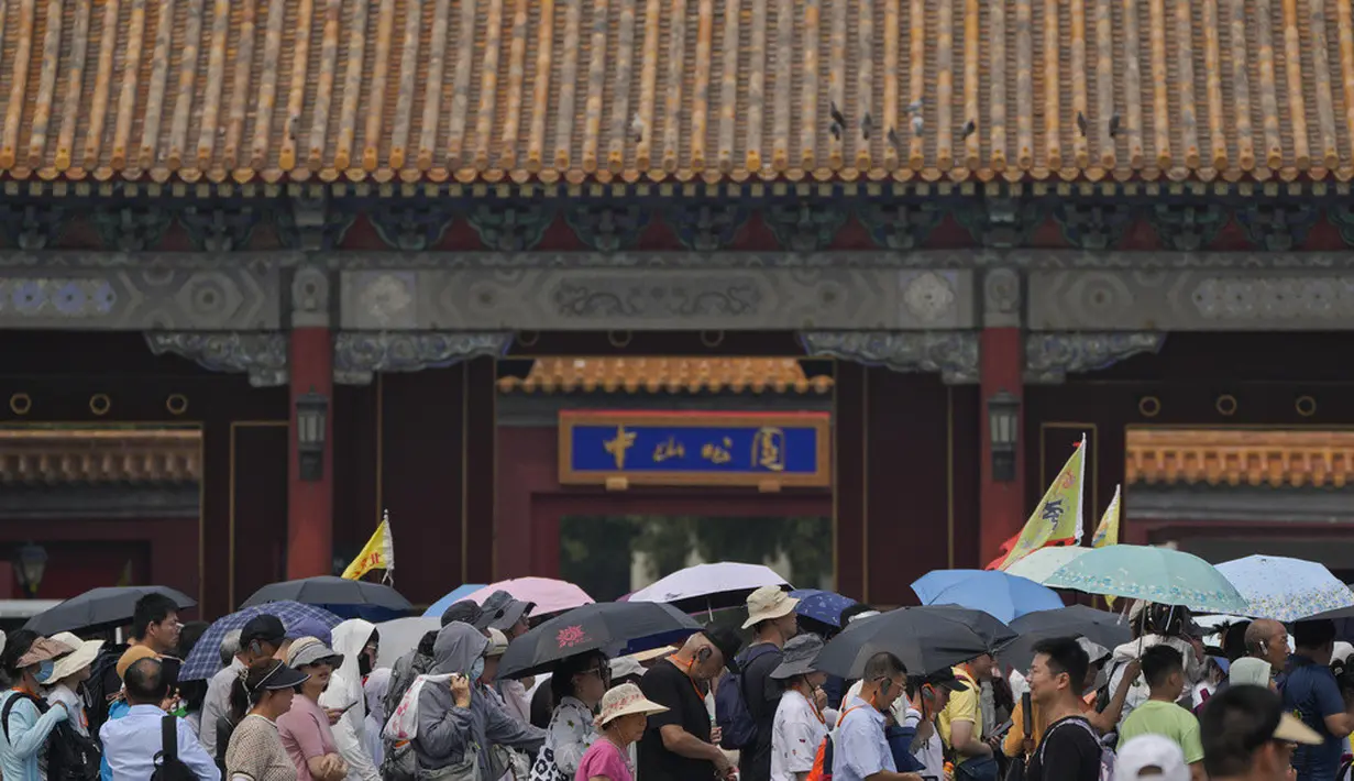 <p>Maksimum harian yang dicatat pada hari Kamis adalah yang tertinggi kedua dalam sejarah kota itu, tepat di bawah 41,9 derajat celsius yang dicatat oleh Beijing pada 24 Juli 1999. (AP Photo/Andy Wong)</p>