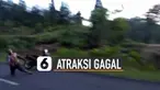 Niatnya melakukan atraksi di atas motor, pria ini justru tersungkur jatuh dari motor dan motornya masuk jurang.