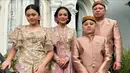 Beda lagi dengan kebaya pilihan Krisdayanti. Kebaya cokelat muda yang lembut memiliki detail border bunga-bunga putih dan sentuhan warna pink di bagian ujung-ujungnya, serta selendang yang dipakainya. [Foto: Instagram/krisdayantilemos]
