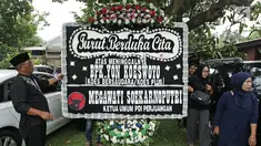Karangan bunga dari Ketua Umum PDI Perjuangan, Megawati Soekarnoputri untuk musisi Yon Koeswoyo yang berada di rumah duka di Pamulang, Tanggerang Selatan, Jumat (5/1). (Liputan6.com/Herman Zakharia)
