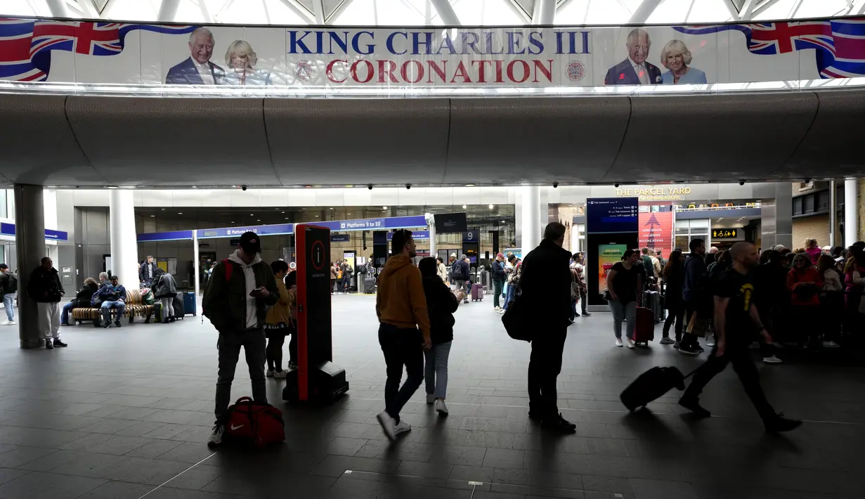 Spanduk perayaan penobatan Raja Charles III dipajang di Stasiun Kings Cross di London, Senin, 1 Mei 2023. Penobatan Raja Charles III akan berlangsung di Westminster Abbey pada 6 Mei. (AP Photo/Kirsty Wigglesworth)