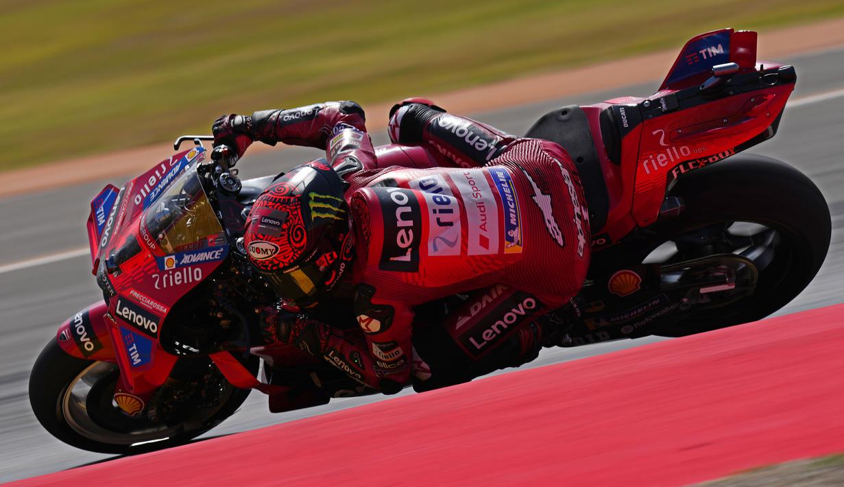 Pembalap Ducati, Francesco Bagnaia memacu motornya saat MotoGP Aragon 2024 yang berlangsung di Sirkuit MotorLand Aragaon, Alcaniz, Spanyol, Minggu (01/09/2024). (AP Photo/Jose Breton)