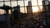 Suasana arus lalu lintas di Tol Dalam Kota dan Jalan Jend Gatot Subroto, Jakarta, Selasa (18/6/2019). Hasil survei Lembaga pengukur tingkat kemacetan kota-kota di dunia, TomTom Traffic Index, menyebut tingkat kemacetan DKI Jakarta menurun hingga delapan persen. (Liputan6.com/Helmi Fithriansyah)