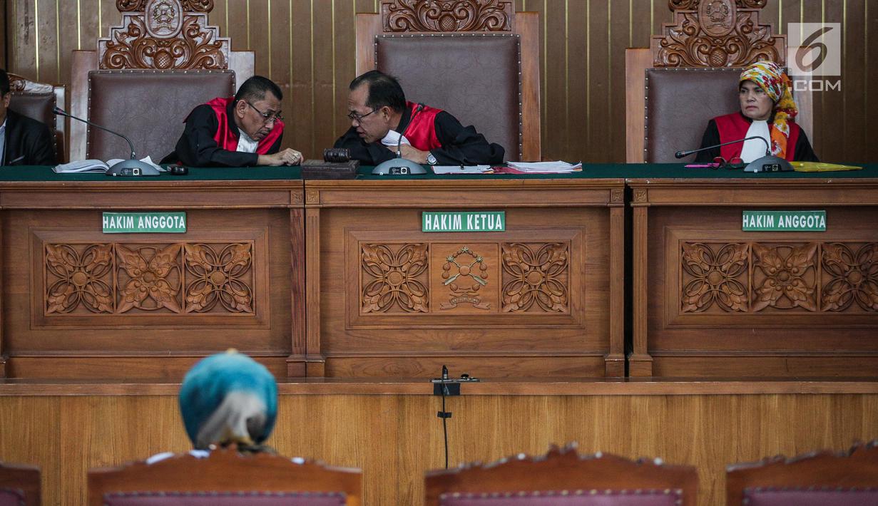Majelis hakim berdiskusi disela sidang tuntutan dengan terdakwa kasus dugaan penyebaran berita bohong atau hoaks Ratna Sarumpaet di Pengadilan Negeri Jakarta Selatan, Selasa (28/5/2019). Jaksa penuntut umum menuntut Ratna Sarumpaet dengan hukuman 6 tahun penjara. (Liputan6.com/Faizal Fanani)