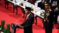 Presiden Joko Widodo atau Jokowi (kiri) didampingi Kapolri Jenderal Tito Karnavian (kanan) saat menjadi inspektur upacara pada peringatan HUT ke-72 Bhayangkara di Istora Senayan, Jakarta, Rabu (11/7). (Liputan6.com/JohanTallo)