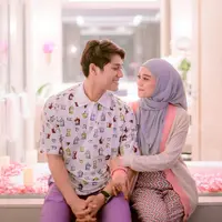 Lesti Kejora merangkul mesra lengan sang suami. Keduanya salung memandang penuh kasih sayang. (Foto: Instagram/ rizkybillar)