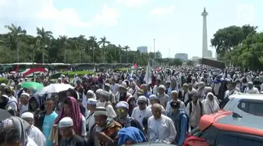 Aksi bela Palestina berlangsung di kawasan Monas dan Medan Merdeka. Aksi ini bubar setelah menjalankan salat Jumat berjamaah.