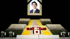 Potret mantan Perdana Menteri Jepang Shinzo Abe terlihat pada altar saat pemakaman kenegaraannya di Nippon Budokan, Tokyo, Jepang, 22 September 2022. Prosesi diawali dengan pemberian sambutan dari Wakil Ketua Panitia Pelayanan Pemakaman dan dilanjutkan dengan pengumandangan Lagu Kebangsaan Jepang. (Franck Robichon/Pool Photo via AP)