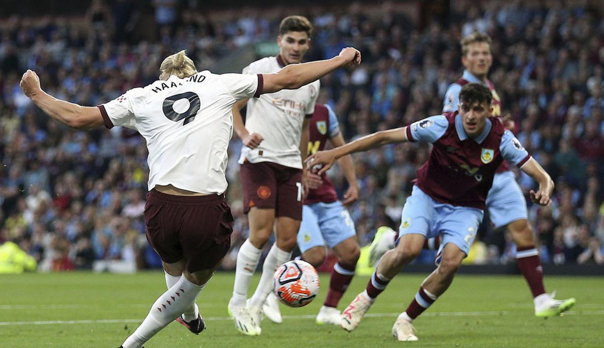 Pemain Manchester City, Erling Haaland, mencetak gol ke gawang Burnley pada laga pekan perdana Premier League di Stadion Turf Moor, Sabtu (12/8/2023). City menang dengan skor 3-0. (Nigel French/PA via AP)
