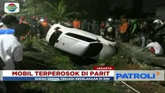 Tak bisa kuasai jalan karena kondisi jalan sempit, sebuah mobil terjungkal ke parit Banjir Kanal Timur.