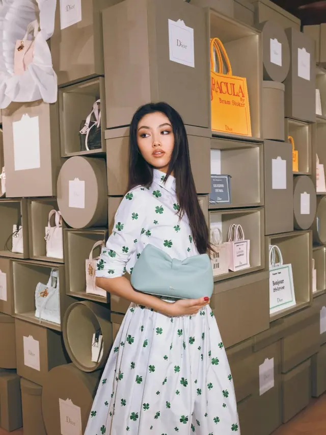 Adu OOTD Luna Maya hingga Irene Red Velvet yang Jinjing Dior Bow Bag untuk Tampilan Kasual