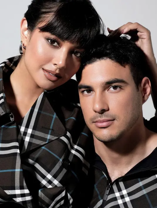 Keduanya mengenakan busana bergaya tartan dengan nuansa warna yang bold. [Foto: Instagram/ Aurelie Moeremans]