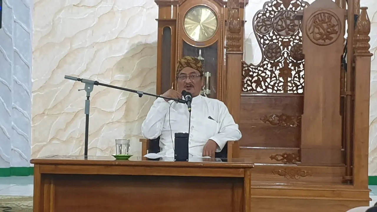 KH Tantowi Djauhari, salah satu penceramah 'Subuh Berkah' masjid Agung Garut, tengah memberikan tausiyah kebangsaan kepada jemaah. (Liputan6.com/Jayadi Supriadin)