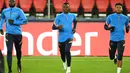 Bek RB Leipzig, Dayot Upamecano (Kiri) dan gelandang Christopher Nkunku melakukan pemanasan saat mengikuti sesi latihan di stadion Parc des Princes di Paris (23/11/2020). Leipzig akan bertanding melawan PSG pada Grup H Liga Champions. (AFP/Franck Fife)